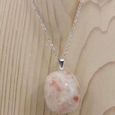 Collier pierre roulée Pierre de Soleil naturelle avec chaîne argentée – Qualité A