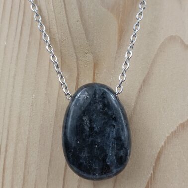 Collier pierre naturelle pierre percée forme goutte en Larvikite