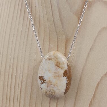 Collier Pierre percée en Jaspe paysage, provenance de Namibie