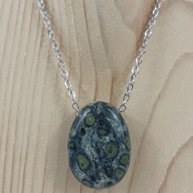 Collier Pierre percée en Jaspe Kambaba, de Madagascar