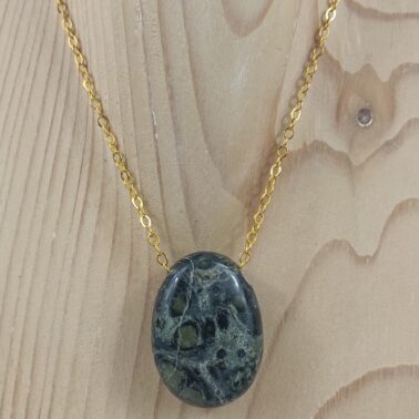 Collier Pierre percée en Jaspe Kambaba, de Madagascar